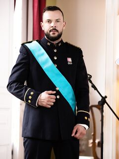 Guys Com Joey Mills, Tormentor Peter